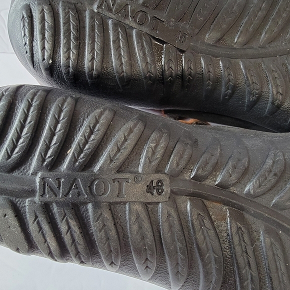 Naot Papaki Koru Collection Black Velvet Nubuck/Cinnamon Leather Sandals Sz 40